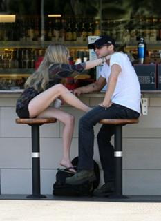 Amanda Seyfried feet photo thumbnail
