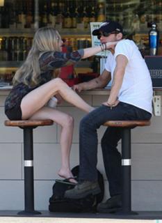 Amanda Seyfried feet photo thumbnail