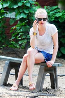 Amanda Seyfried feet photo thumbnail