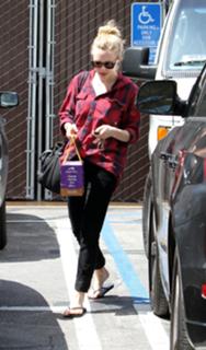 Amanda Seyfried feet photo thumbnail