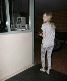 Amanda Seyfried feet photo thumbnail