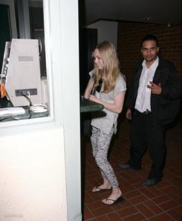 Amanda Seyfried feet photo thumbnail