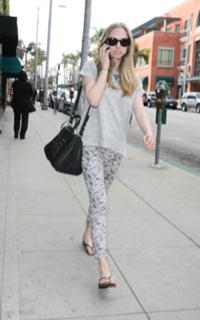 Amanda Seyfried feet photo thumbnail