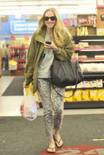 Amanda Seyfried feet photo thumbnail