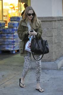 Amanda Seyfried feet photo thumbnail