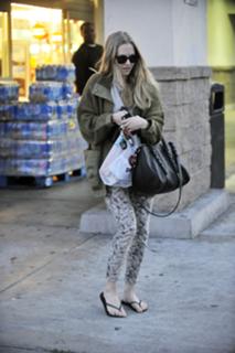 Amanda Seyfried feet photo thumbnail