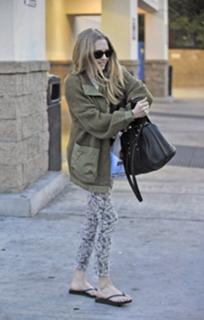 Amanda Seyfried feet photo thumbnail