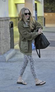 Amanda Seyfried feet photo thumbnail
