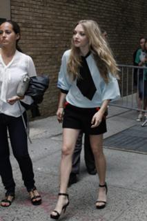Amanda Seyfried feet photo thumbnail