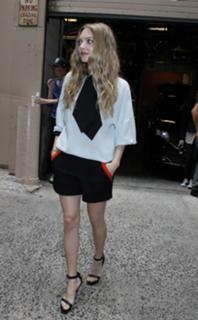 Amanda Seyfried feet photo thumbnail