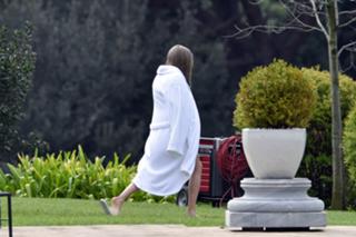 Amanda Seyfried feet photo thumbnail