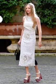 Amanda Seyfried feet photo thumbnail
