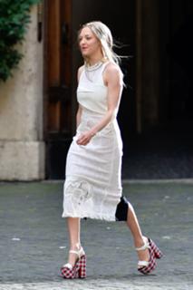 Amanda Seyfried feet photo thumbnail