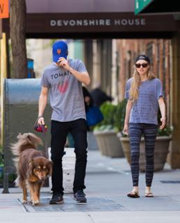 Amanda Seyfried feet photo thumbnail