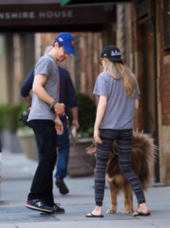 Amanda Seyfried feet photo thumbnail