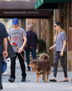 Amanda Seyfried feet photo thumbnail