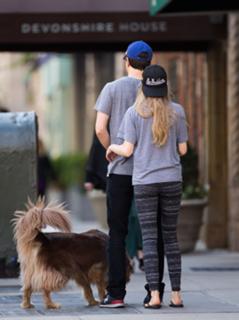 Amanda Seyfried feet photo thumbnail