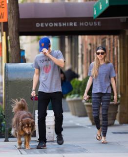 Amanda Seyfried feet photo thumbnail