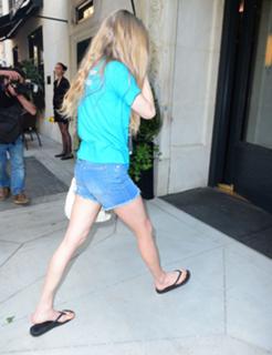 Amanda Seyfried feet photo thumbnail