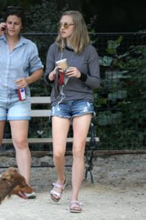 Amanda Seyfried feet photo thumbnail
