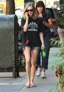 Amanda Seyfried feet photo thumbnail