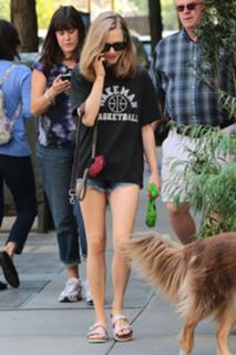 Amanda Seyfried feet photo thumbnail