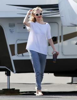 Amanda Seyfried feet photo thumbnail