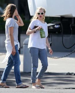 Amanda Seyfried feet photo thumbnail