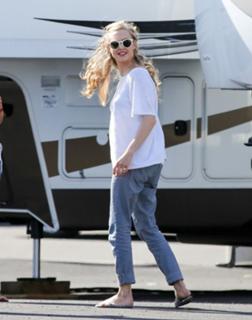 Amanda Seyfried feet photo thumbnail