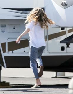 Amanda Seyfried feet photo thumbnail