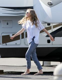 Amanda Seyfried feet photo thumbnail