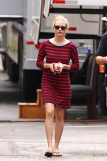 Amanda Seyfried feet photo thumbnail