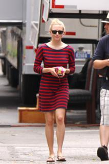 Amanda Seyfried feet photo thumbnail