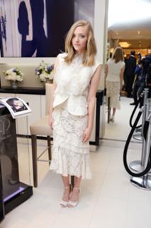 Amanda Seyfried feet photo thumbnail