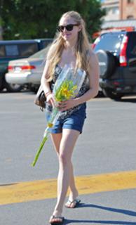 Amanda Seyfried feet photo thumbnail