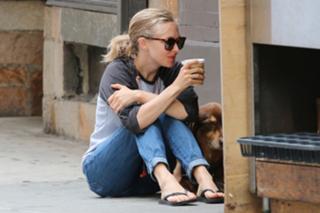 Amanda Seyfried feet photo thumbnail