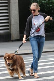 Amanda Seyfried feet photo thumbnail