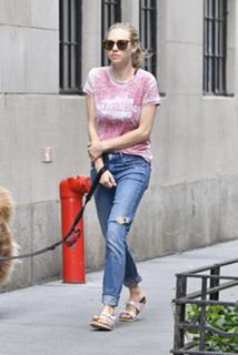 Amanda Seyfried feet photo thumbnail