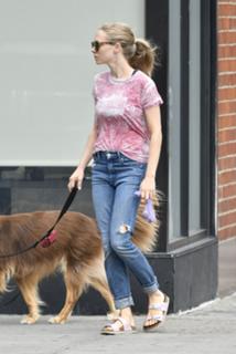 Amanda Seyfried feet photo thumbnail