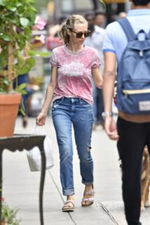 Amanda Seyfried feet photo thumbnail