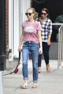 Amanda Seyfried feet photo thumbnail