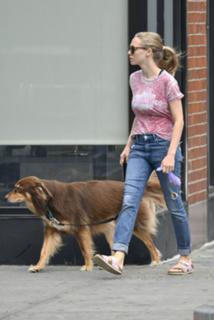 Amanda Seyfried feet photo thumbnail