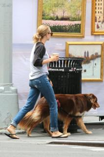 Amanda Seyfried feet photo thumbnail