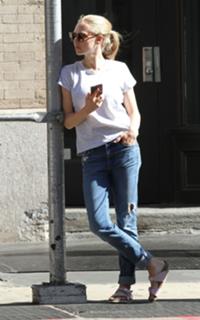 Amanda Seyfried feet photo thumbnail