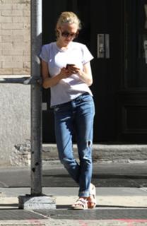 Amanda Seyfried feet photo thumbnail