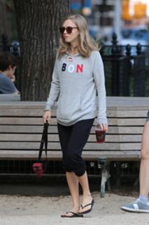 Amanda Seyfried feet photo thumbnail