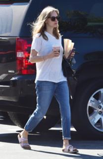 Amanda Seyfried feet photo thumbnail
