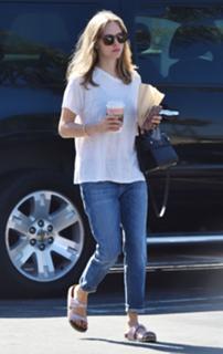Amanda Seyfried feet photo thumbnail