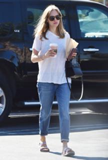 Amanda Seyfried feet photo thumbnail