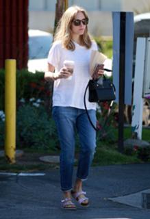 Amanda Seyfried feet photo thumbnail
